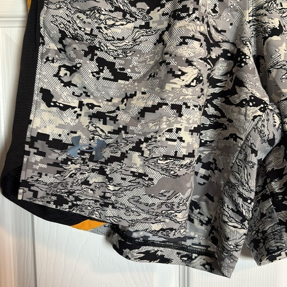 Under Armour men’s white and black lined athletic shorts size large - Picture 5 of 9